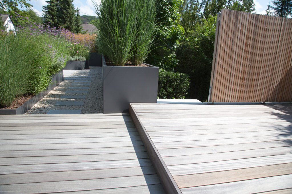 Moderne Terrasse aus Holz in Unna